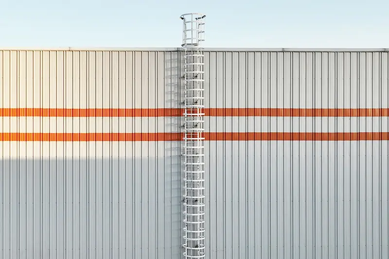 In the factory, in order to ensure the safety of personnel when climbing the ladder, it is necessary to use ladder guards