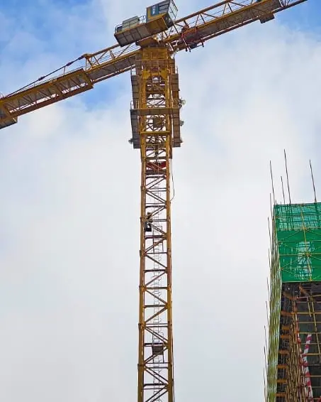 The first tower crane in Qingdao was put into use to create a new model of intelligent construction of high-rise buildings (1).jpg