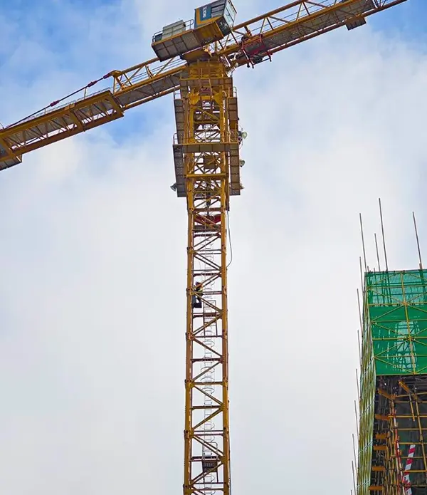 The first tower crane in Qingdao was put into use to create a new model of intelligent construction of high-rise buildings (1).jpg